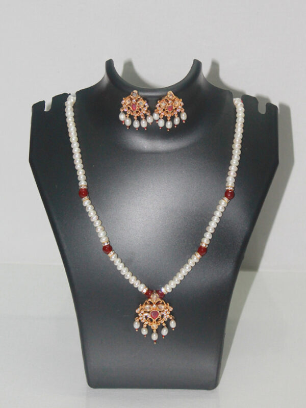 Trendy Pearl Necklace Set